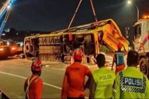 Bus Terguling di Tol Krapyak Semarang Enam Belas Orang Tewas Mengenaskan
