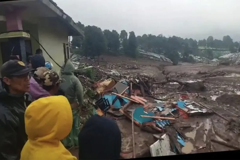 Longsor Dahsyat Terjang Pasir Langu Bandung Barat 8 Tewas dan 82 Hilang